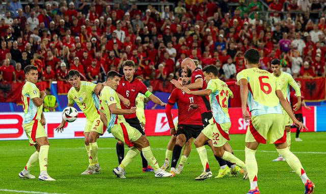 欧洲杯场外新闻不断,话题热度爆表的简单介绍 欧洲杯场外新闻不断,话题热度爆表的简单介绍